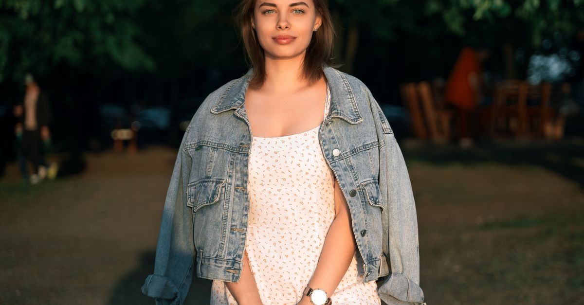 Denim i rozkloszowana spódnica: duet, który robi styl (i działa cały rok)