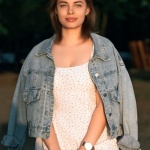 Denim i rozkloszowana spódnica: duet, który robi styl (i działa cały rok)